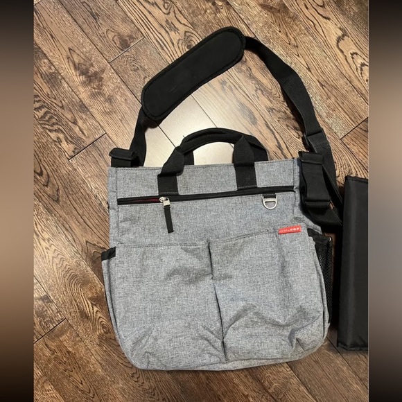 LIKE NEW 🧷SKIP HOP diaper bag + extra change pad - Picture 1 of 4